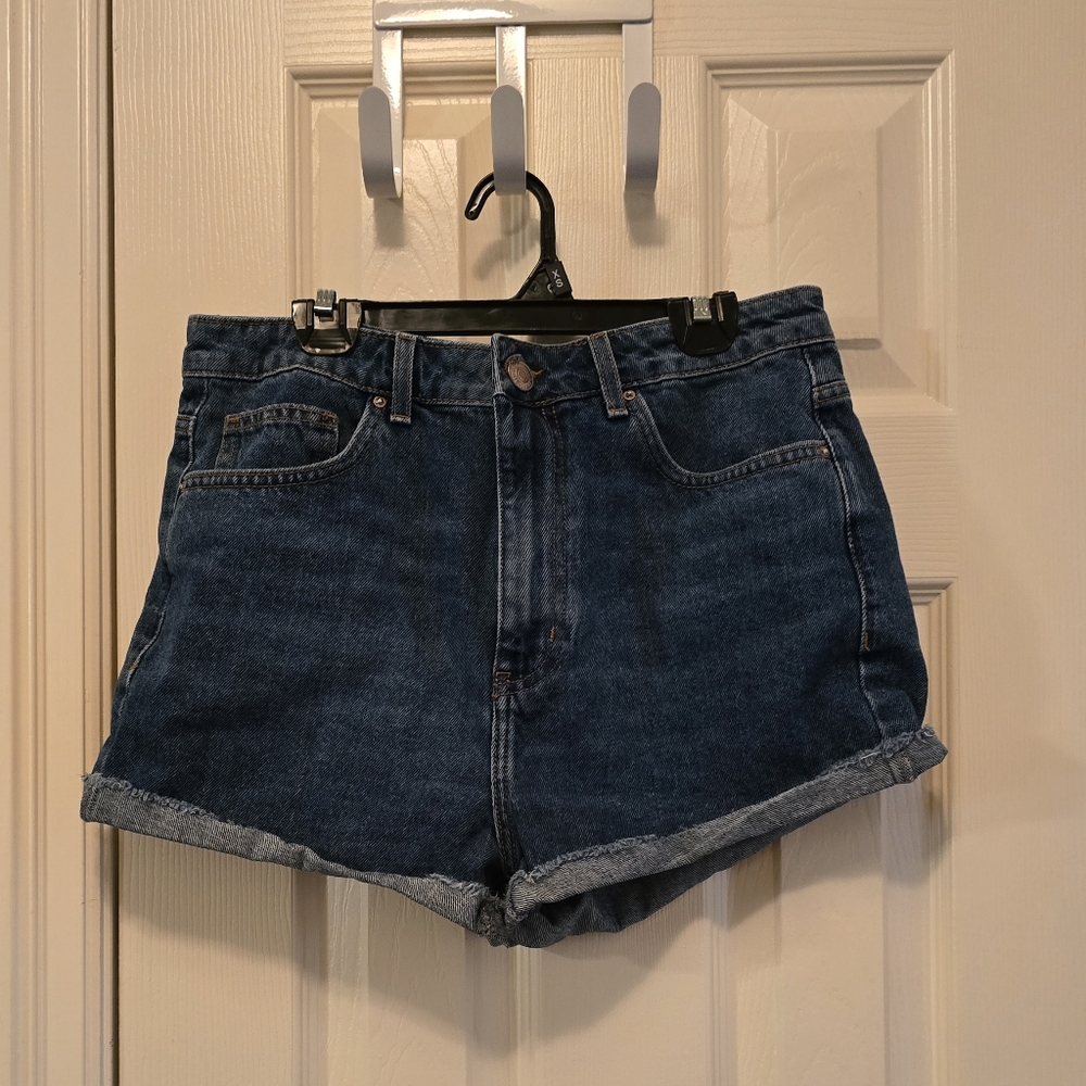Forever 21 denim blue jean shorts size 27 Approx Size 4 juniors